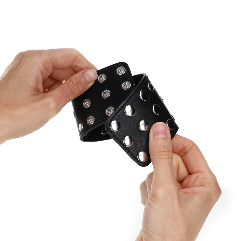 KINK - Handgelenkfesseln mit Druckverschluss voller Nieten Schwarz verstellbar 19-24 cm x 5,5 cm