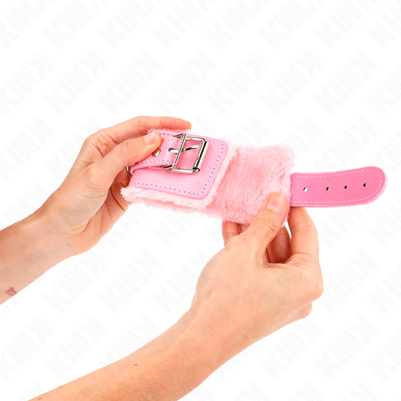 KINK - Pelzgefütterte Handgelenkfesseln Rosa mit Rosa Gürtel verstellbar 17-29 cm x 6 cm