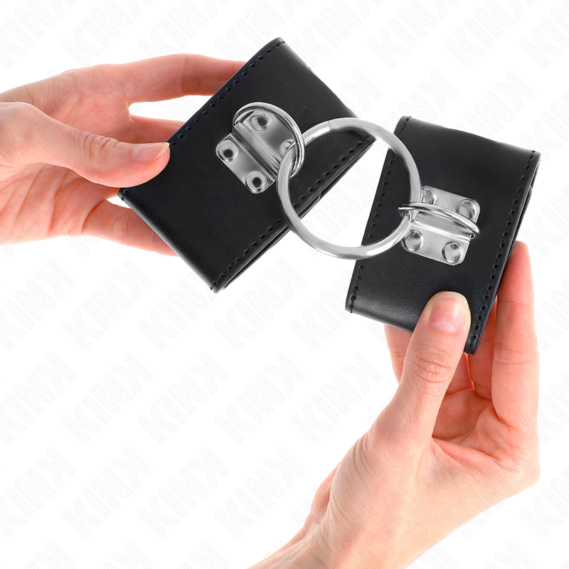 KINK - Feste Handgelenkfesseln mit Ring und Vorhängeschlossverschluss Schwarz verstellbar 16-23 cm x 5,5 cm