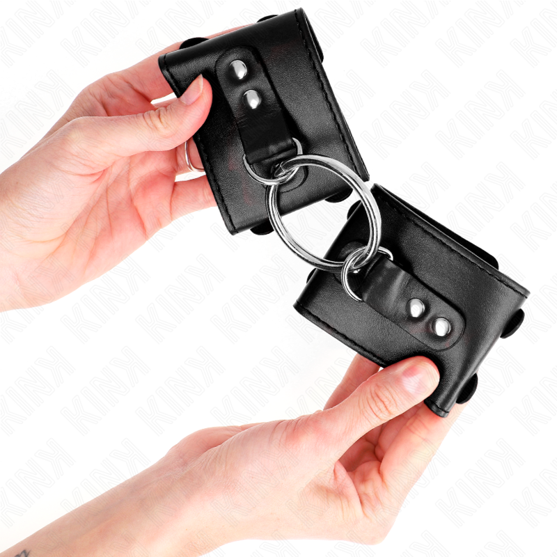 KINK - Feste Handgelenkfesseln mit Ring und Nieten verstellbar Schwarz 17-22 cm x 6,5 cm