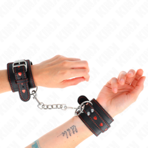 KINK - Schwarze Handgelenkfesseln mit roter Herz-Einlage, verstellbar 21-28 cm x 5,5 cm