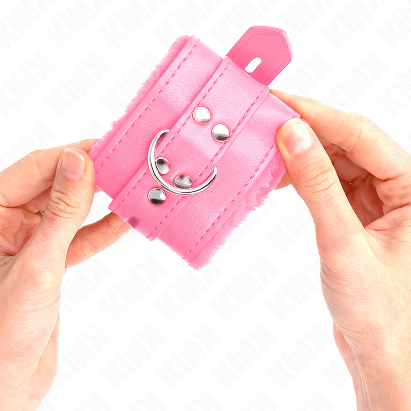 KINK - Pelzgefütterte Handgelenkfesseln mit quadratischen Löchern, Rosa und Rosa Gürtel, verstellbar 17-29 cm x 6 cm