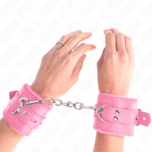 KINK - Pelzgefütterte Handgelenkfesseln mit quadratischen Löchern, Rosa und Rosa Gürtel, verstellbar 17-29 cm x 6 cm
